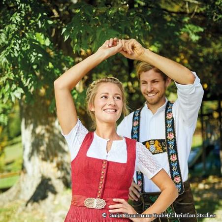 Paar_Tanzen_Tracht_©GaPa Tourismus GmbH/Christian Stadler